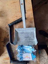 2 Handversetzhilfen, eine Dünbettmörtelkelle und 2x Schnurspanner.