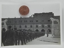 Foto Wehrmacht Soldaten ziehen