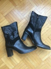 schwarze Lederstiefel von