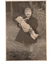 Süßes mädchen mit puppe - süßes,