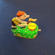 Alte Spardose mechanisch aus