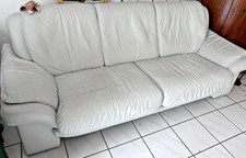 Gemütliche Sofagarnitur aus weißem Leder mit Sessel und Hocker gebraucht