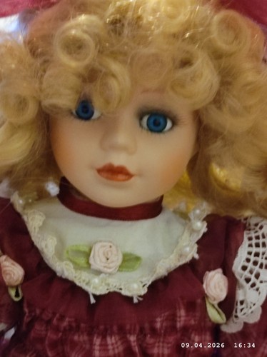 Kleine puppe mit rotem kleid - kleine,