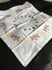 Weinachtliche Mitteldecke Tischdecke Tischwäsche Handbestickt 80 x 80 cm