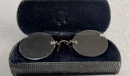 Alte antike brille mit - alte, etui