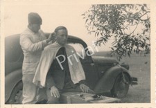 Foto WK II Wehrmacht Soldaten mobiler Friseur Haarschnitt Lagerplatz K1.81