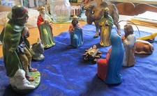 Sehr alte Krippenfiguren - wahrscheinlich aus Pappmasche und Gips, neuerer Stern