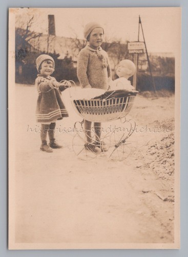 Mädchen mit puppenwagen und - mädchen,