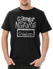 Gamer By Nature Herren T-Shirt Fun Nerd Geek Sysadmin Coder Security Analyst IT
