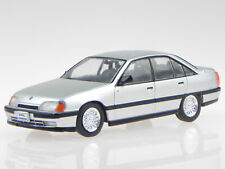 Opel Omega A silber Modellauto in Vitrine 1:43
