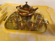 Teeservice Kupfer/Glas, 6 Gläser, Kanne mit Stövchenauf vergoldetem Tablett