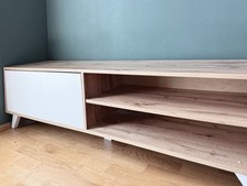 Modernes TV-Bank mit Regal -