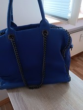 Blaue Tasche mit Kettenhenkel