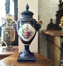 Riesige Prunk Deckelvase mit Widder Köpfen Linder Porzellan Kobalt Blumenbouquet