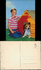 Menschen Soziales Leben & Kinder: Kind Junge mit Hund in Hundehütte 1970
