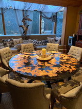 Runder Epoxid-Tisch aus