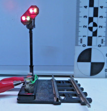 Trix Express 6628 H0 Licht-Vorsignal geprüft mit Gleisstück Hohlprofil