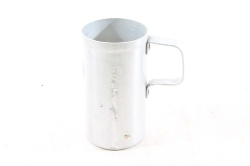 Alter becher metall - 1/4, liter