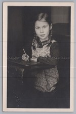 Mädchen mit Schiefertafel auf