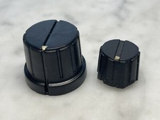 Zwei Vintage Potiknöpfe