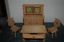 Küchenschrank,  Tisch und 2