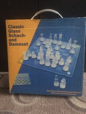Schachbrett Glas und Dame