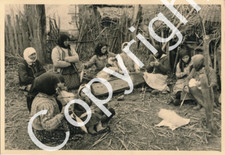 Foto  WK2 - Rumänien Zigeuner beim Spinnen   X69