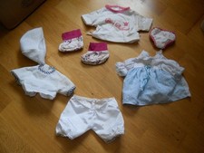 Puppenkleidung und Kissen.