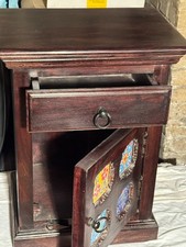 Kleines Schränkchen mit Keramikintarsien