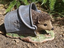 Igel Deko Figur TOP im Eimer lebensecht  wetterfest Garten Figur NEU HOTANT
