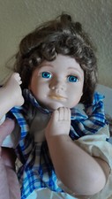 Puppe auf Bauch liegend Kleidung blau weiß ca.38 cm Porzellan Stoff braunes Haar