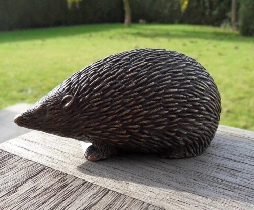 Bronzefigur kleiner igel - kleiner,