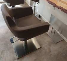 Friseurstuhl Braun mit Metallfuss