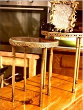 Antik    2 alte kleine französische Beistell-Tische / Beine & Rand Messing