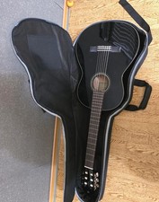 Gitarre mit Sein Tasche Ist Es