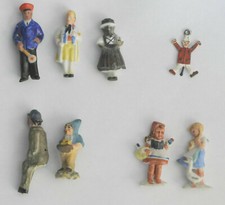 8 alte Miniaturfiguren u.a. Rotkäppchen, Gänseliesel, Bahnhofsvorsteher u.a.