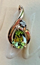 10K massiver Gold Peridot & Diamant Anhänger - Birnenschliff 7x5mm