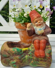 Alter Gartenzwerg sitzt auf