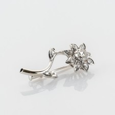 Florale Brosche aus 750er Weißgold mit 0.20 ct Diamantrosen