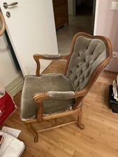 Holzstuhl mit Samtpolster und Armlehnen