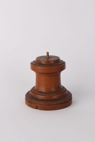 Kleiner antiker holzsockel - kleiner,