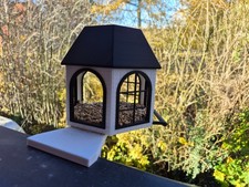 Modernes Vogelhaus aus dem