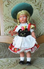 Puppe, ältere Trachtenpuppe, aus Kunststoff, 26 cm groß,