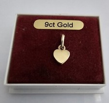 9 Karat Gelbgold 375, kleiner massiver Liebesherz Anhänger oder Charm, 1 cm × 0,6 cm