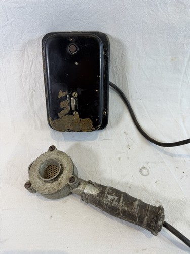 Alter wandtelefon aus metall - alter,