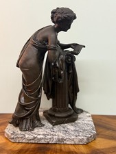 Figur Frau auf Säule lehnend