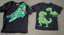 2 Shirts T-Shirts mit Sauriern/Dinos Größe 98-110