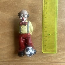 Gilde Clown Fussball 8cm stehend rote Hose, gelber Pullover