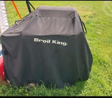 Broil King Gasgrill Abdeckhaube u. Zubehör ,Pizzastein, Elek.Drehspieß, Plancha