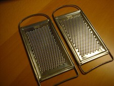 DDR 2 x Reibe Raspeln Hobel -Muskatreibe -Küchenhelfer, 1970- 1980 VEB Cromefa